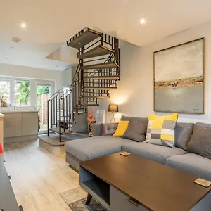 Delightful Duplex - 2 Mins To Station Apartment